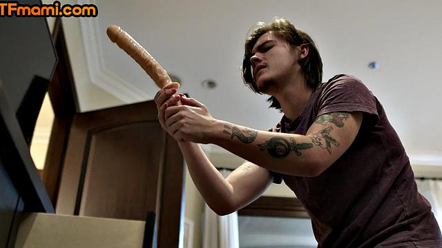 рыжая с большими сиськами отсасывает и трахается с пасынком