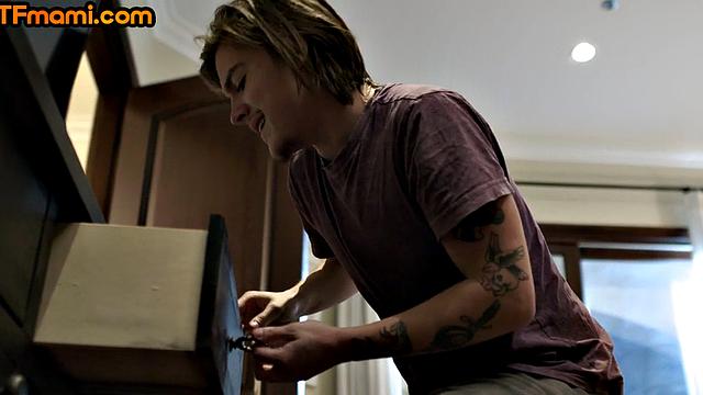 рыжая с большими сиськами отсасывает и трахается с пасынком