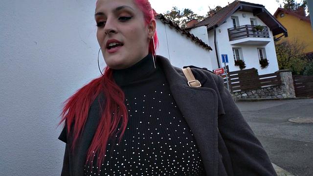 ретро-милка с розовыми волосами дает в pov и стебется над гонораром