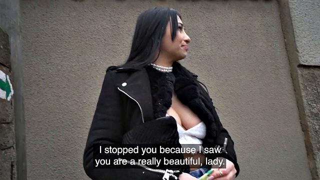 девка на людях скачет на хере и прикалывается под pov