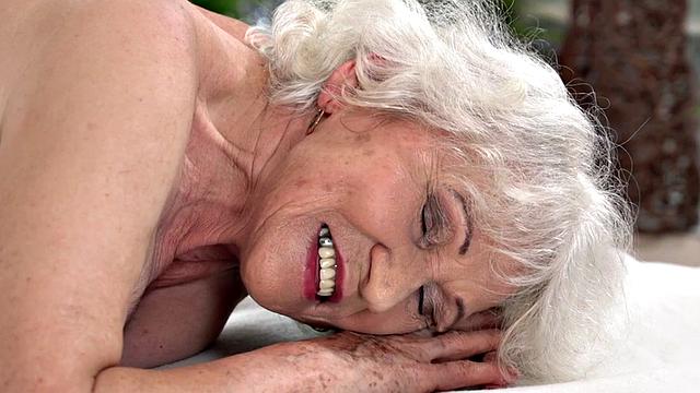Mature gilf fucked by masseur in duo during massage