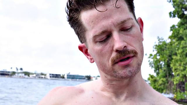 Качок оседлал хряка, а шутки льются как сперма