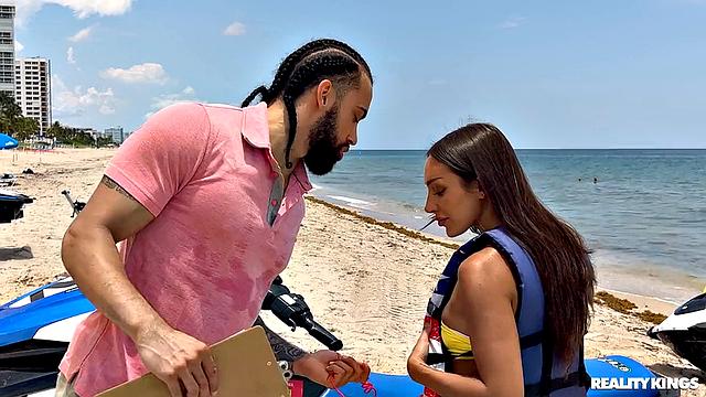 Сиси Роуз трахает на пляже и сквиртит для инструктора Джеймса Энджела