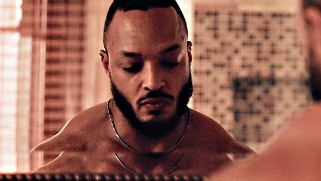 мачо-качок жёстко берёт отчима на семейной тусовке