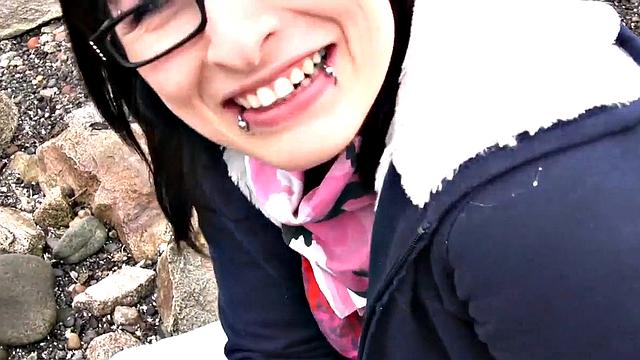 Шелли дрочит и сосет у скал на пляже