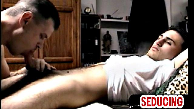 Amateur straight fellow sucked by gaydaddy in video