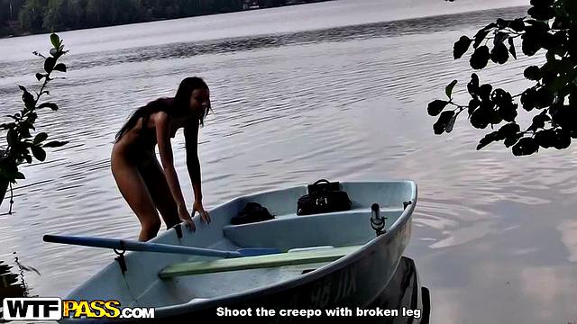 Брюнетка с пирсингом устраивает групповую оргию на яхте у берега, получает анальный и двойной трах подряд.