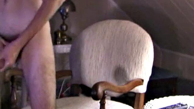 Худой парень дрочит на камеру, выстреливая спермой