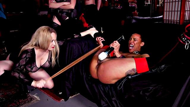 Домина жёстко фистит чёрную малышку и трахается с ней в анал на улице