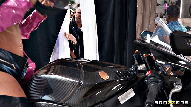 страстная байкерша разносит двоих на кожаном сиденье