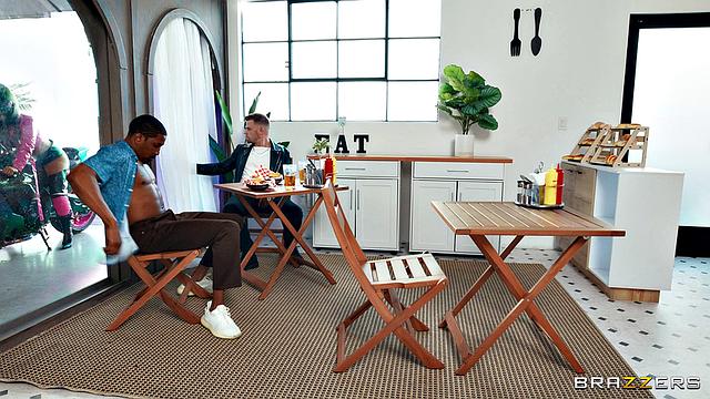 страстная байкерша разносит двоих на кожаном сиденье