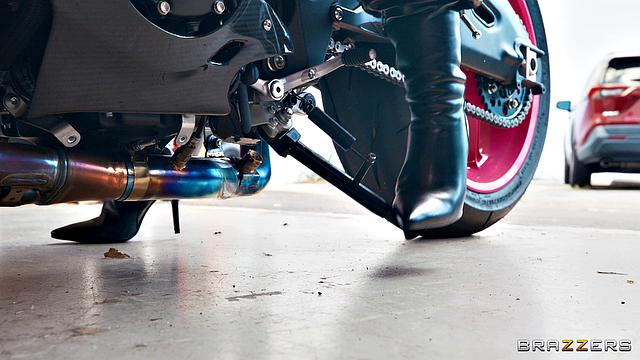 страстная байкерша разносит двоих на кожаном сиденье