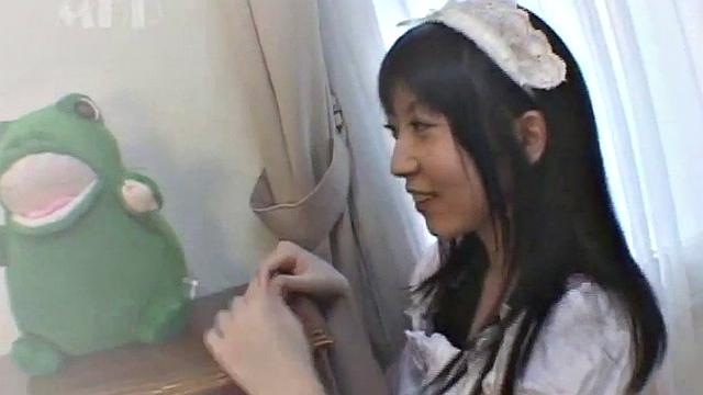 Японская горничная веселится с клитором, уборка подождёт