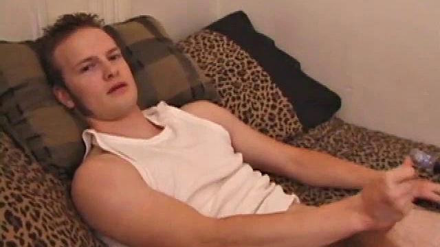 Lex Python мощно дрочит толстый член и кончает обильно