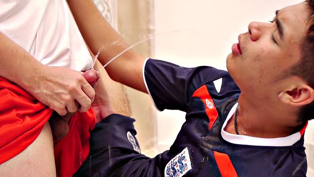 Asian sucking and getting pissed while breeded in duo