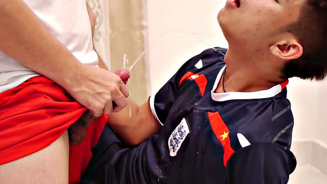 Asian sucking and getting pissed while breeded in duo