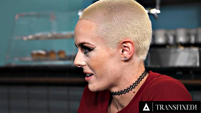 Izzy Wilde соблазняет пару с Sidra Sage и Dillon Diaz - страстное транс-свидание втроем, глубокий минет и двойное проникновение.