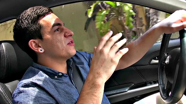 татуированная брюнетка в коже трахается с большим членом