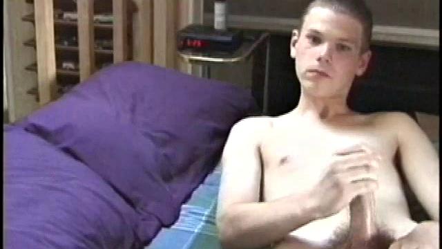 кристиан дрочит свой член на камеру