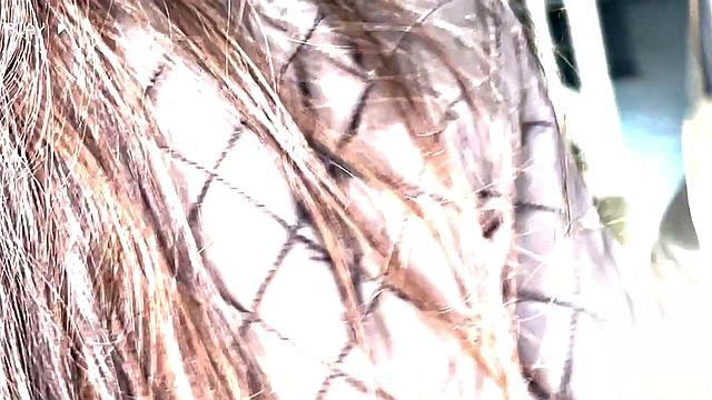 темноволосая с большими сиськами наездница и финал ей по вкусу