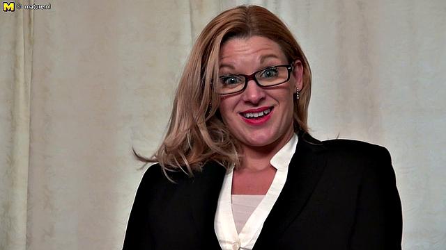 офисная milf жадно берет в рот и трахается без тормозов