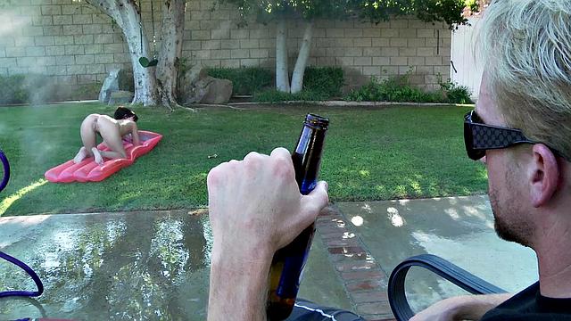 грязная траха на траве у бассейна: kelly klass и madison дают жару