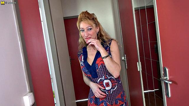 зрелая мачеха застала пасынка за дрочкой