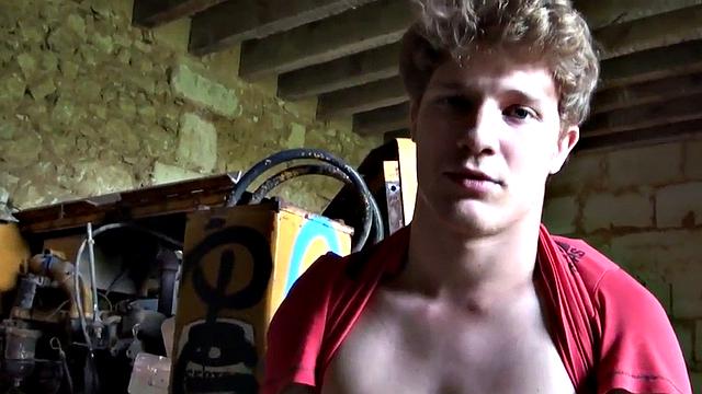 Amateur stud fucks public bottom outdoors after getting BJ