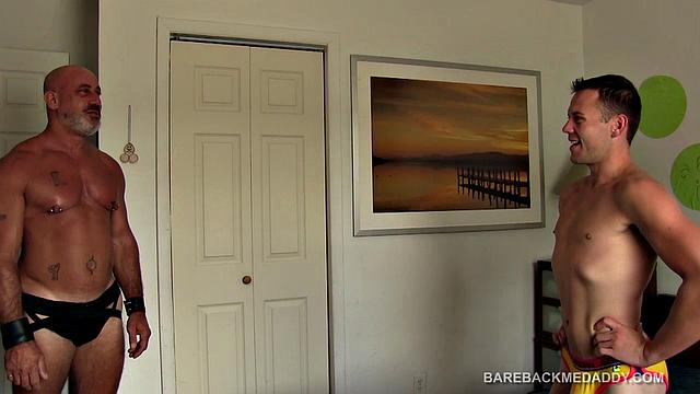 Взрослый мужик без гондона трахает Колби, а тот явно не против повеселиться