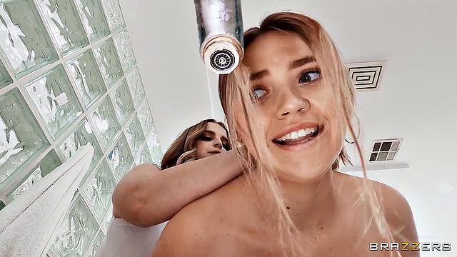 две подруги делят парня, а потом друг друга в душе