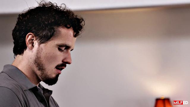 Смотри, как Casca Akashova развлекается с массажистом на глазах у мужа на столе для массажа.