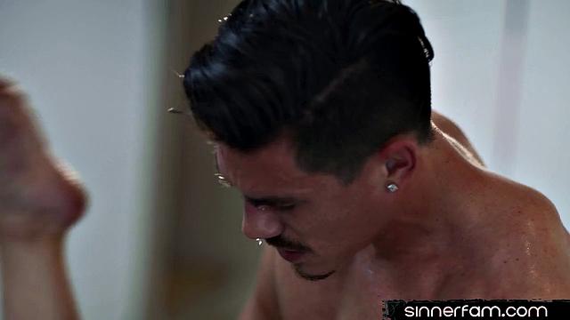 Сочная сводная сестра трахается со сводным братом на диване