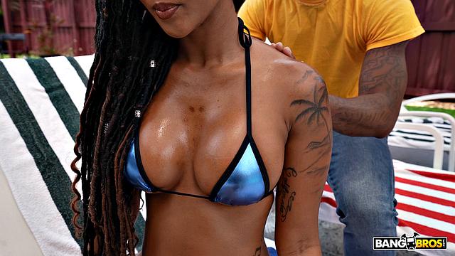 мамка попросила друга сына намазать маслом, а тот не растерялся