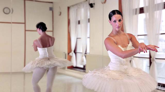 Балерина Betzz после репетиции трахается с парнем