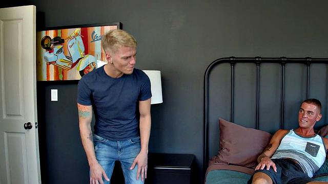 качок-отчим сначала лижет жопу, потом шпилит без резинки, пока не кончит