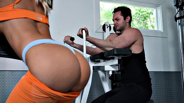 блондинистая milf разносит спортзал, заводит качка на раз-два