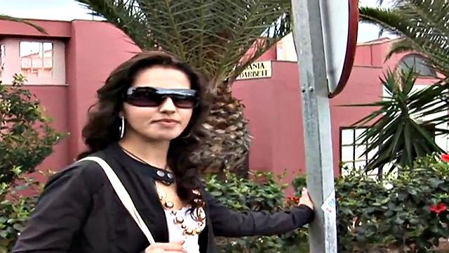 мужик снимает тёлку с сиськами и трахается с ней на улице pov