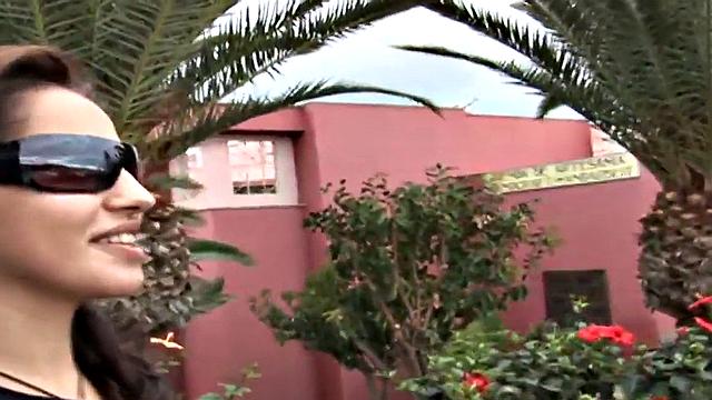 мужик снимает тёлку с сиськами и трахается с ней на улице pov