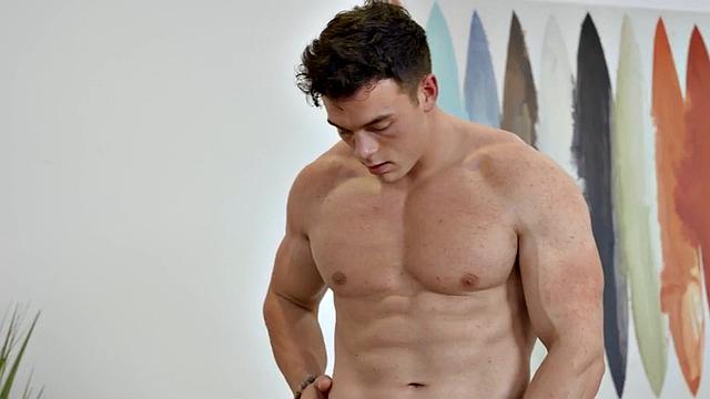 Muscled solo jock jerks cock and cums in vid