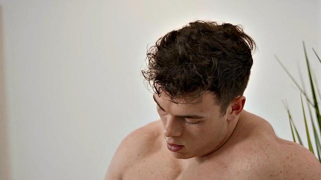 Muscled solo jock jerks cock and cums in vid