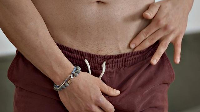 Muscled solo jock jerks cock and cums in vid