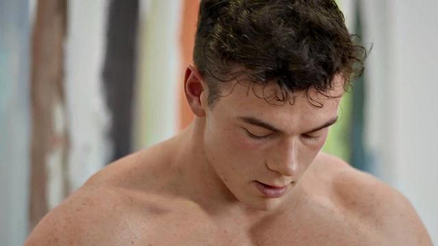 Muscled solo jock jerks cock and cums in vid