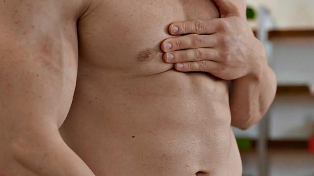 Muscled solo jock jerks cock and cums in vid