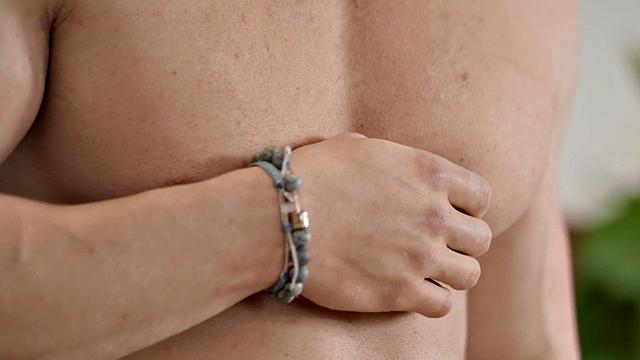 Muscled solo jock jerks cock and cums in vid