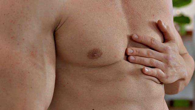 Muscled solo jock jerks cock and cums in vid