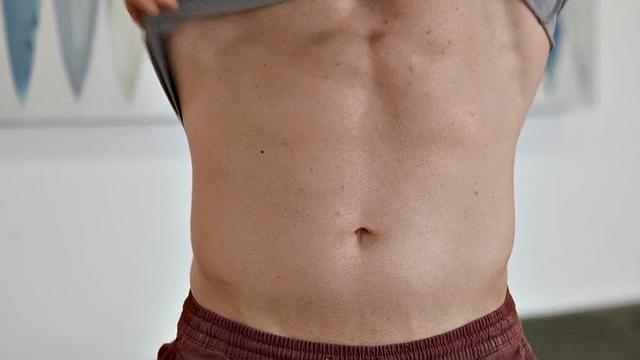 Muscled solo jock jerks cock and cums in vid