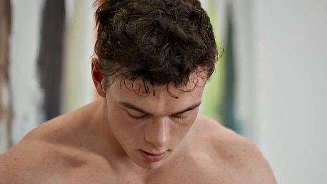 Muscled solo jock jerks cock and cums in vid