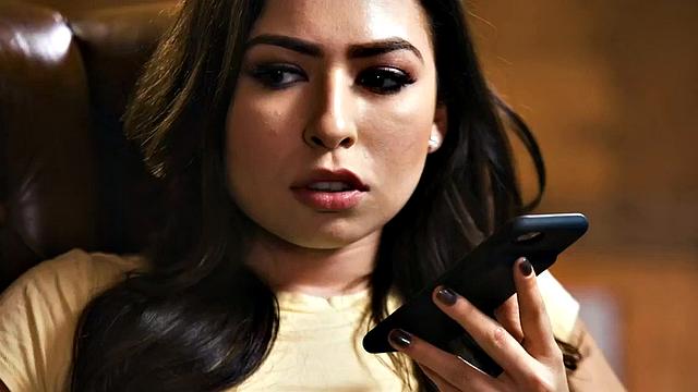 Foot-fetish dykes enjoy passionate tribbing after kissing