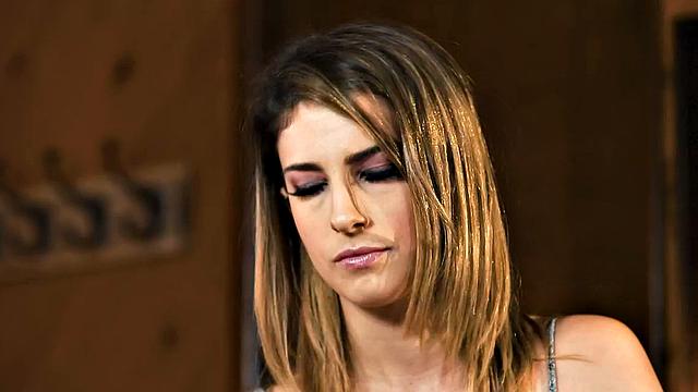 Foot-fetish dykes enjoy passionate tribbing after kissing