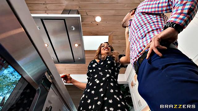 Роковая тёща устраивает жаркую измену с зятем